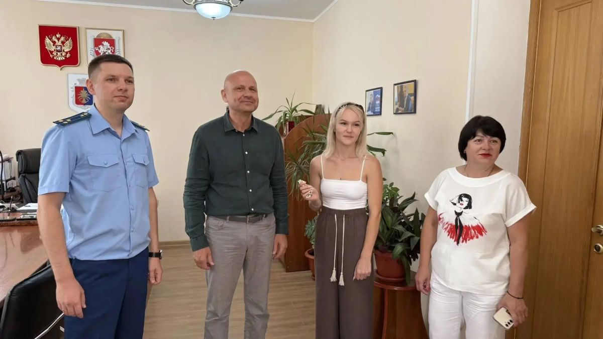 Сегодня в администрации Советского района передали ключи от новой квартиры Елизавете Толмачёвой, относящейся к категории детей-сирот и оставшихся без попечения родителей Сегодня в администрации Советского района передали ключи от новой квартиры Елизавете Толмачёвой, относящейся к категории детей-сирот и оставшихся без попечения родителей
