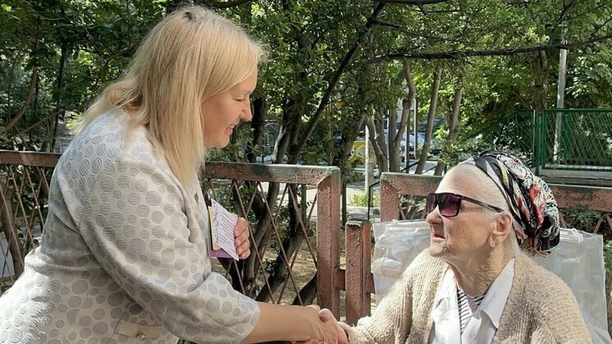 Ветерана труда Любовь Якубову поздравили с 94-летием в Ялте