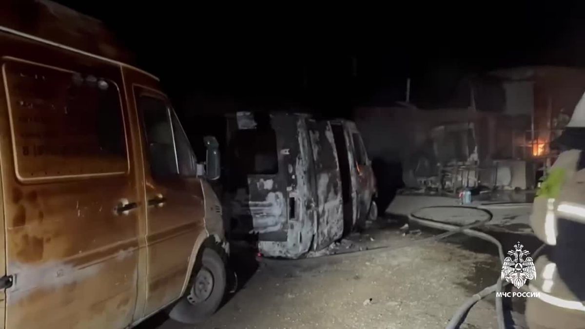 В Ялте тушат пожар на СТО на 1800 «квадратах»: спасены 14 автомобилей