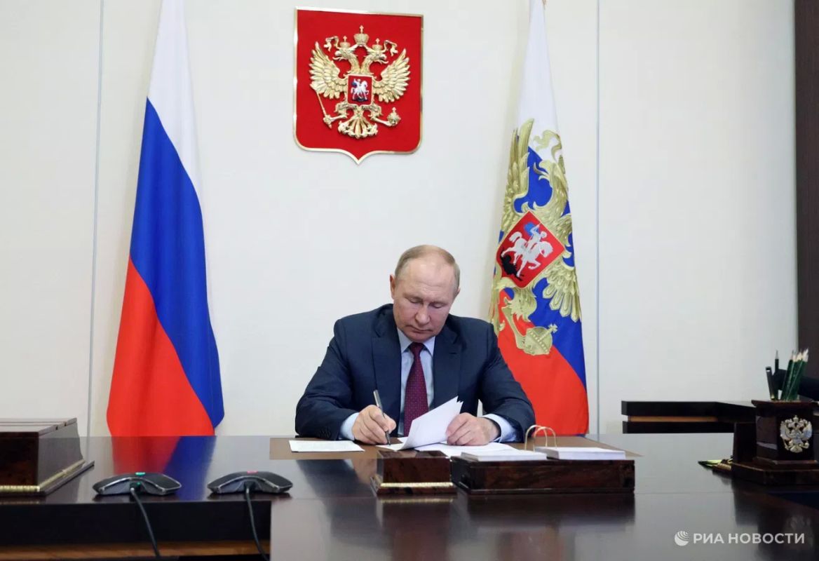 Путин подписал пакет законов о временных ограничениях для релокантов, скрывающихся от ответственности