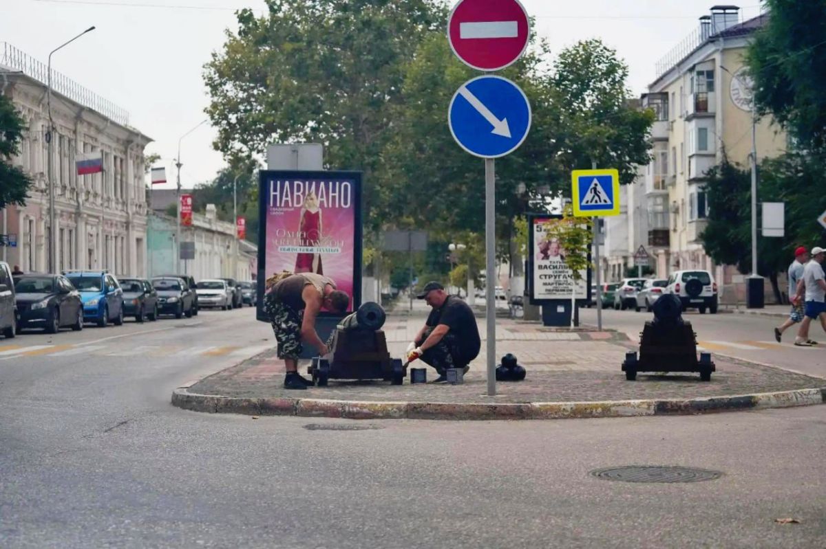 Иван Кошель: В Керчи продолжается плановое обновление малых архитектурных форм Иван Кошель: В Керчи продолжается плановое обновление малых архитектурных форм