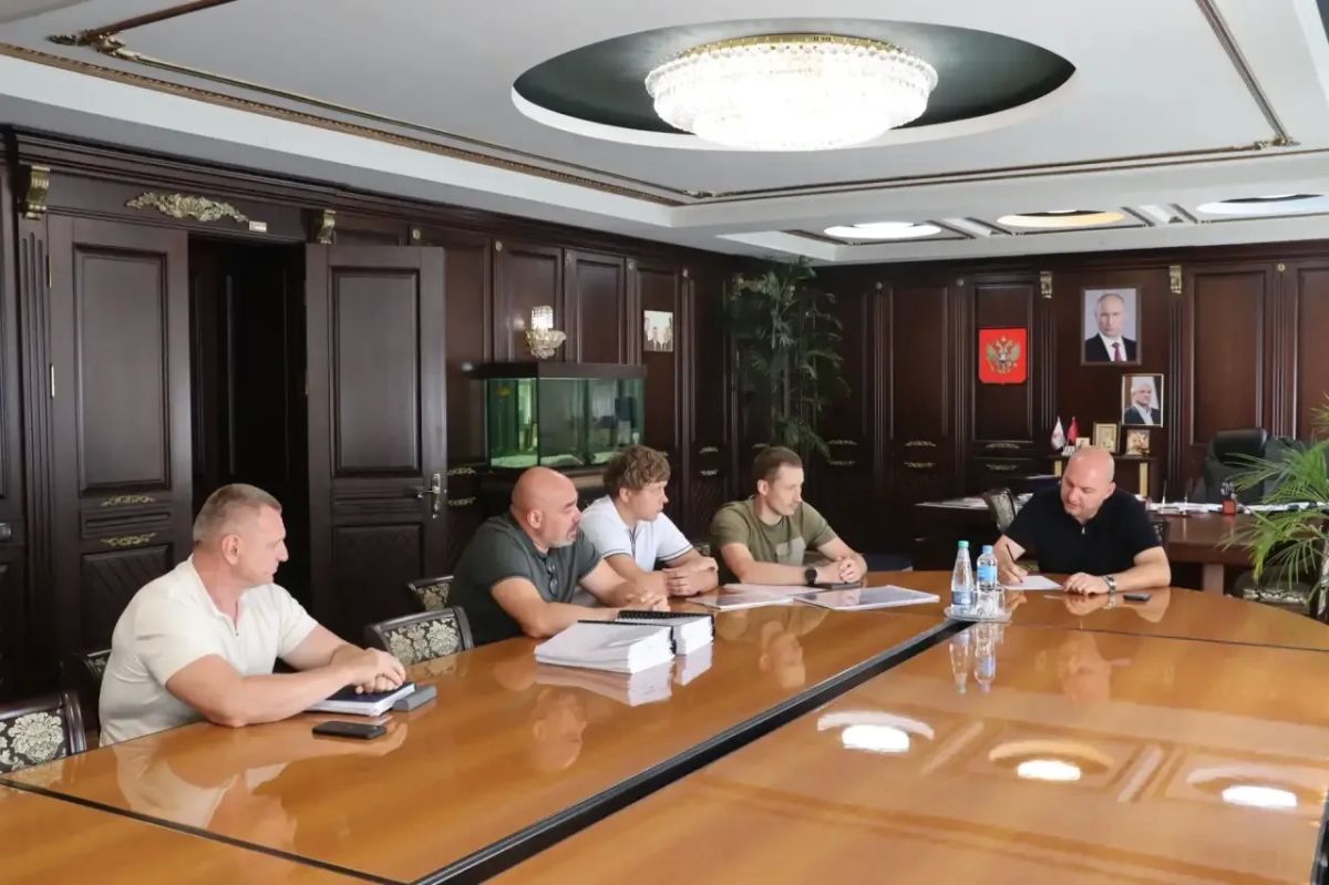 Иван Кошель: Встретился с представителями компаний-застройщиков, планирующих возведение современного жилого массива в районе Куль-Обинского шоссе поблизости от строящейся школы, модульного бассейна и ледового катка