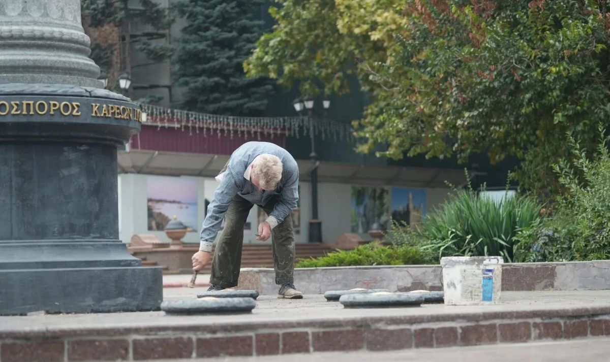 В Керчи продолжается плановое обновление малых архитектурных форм В Керчи продолжается плановое обновление малых архитектурных форм
