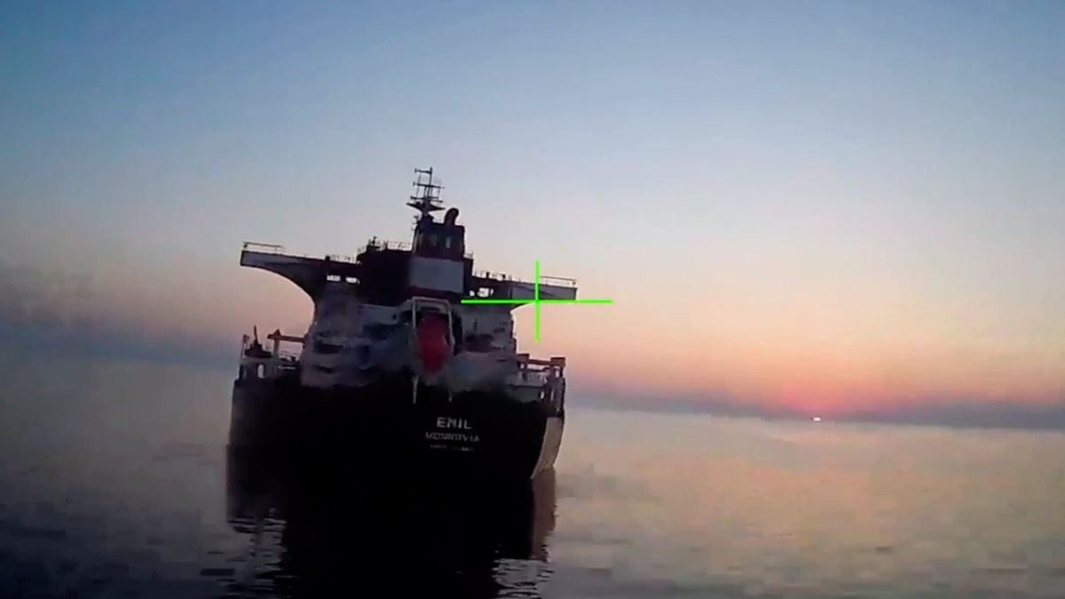 Опубликованы кадры поражения трех сухогрузов в Черном море