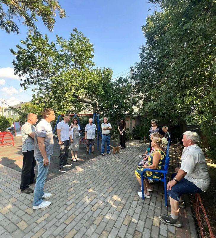 На связи с жителями. . В Евпатории продолжаются встречи заместителей главы администрации города и депутатов Евпаторийского городского совета с горожанами На связи с жителями. . В Евпатории продолжаются встречи заместителей главы администрации города и депутатов Евпаторийского городского совета с горожанами