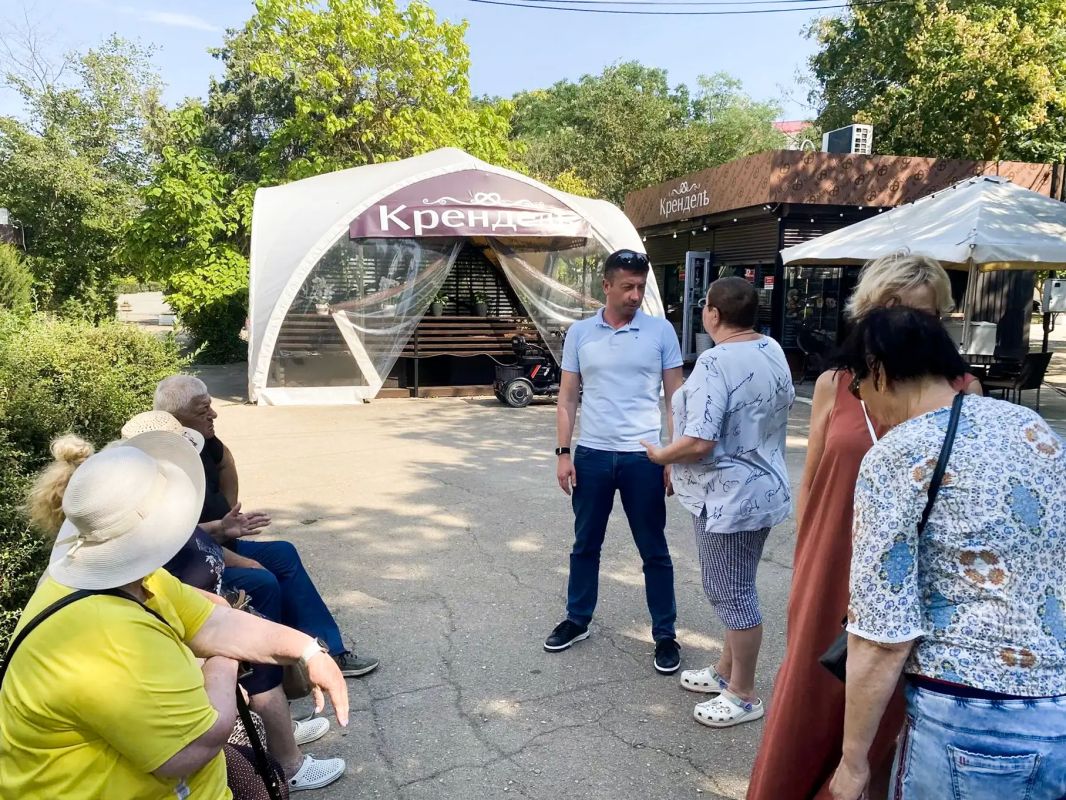 На связи с жителями. . В Евпатории продолжаются встречи заместителей главы администрации города и депутатов Евпаторийского городского совета с горожанами