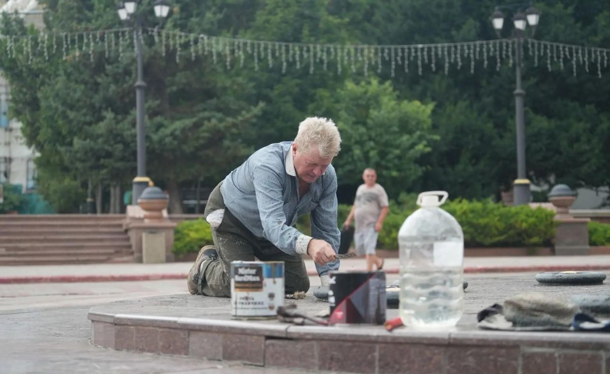 В Керчи продолжается плановое обновление малых архитектурных форм В Керчи продолжается плановое обновление малых архитектурных форм