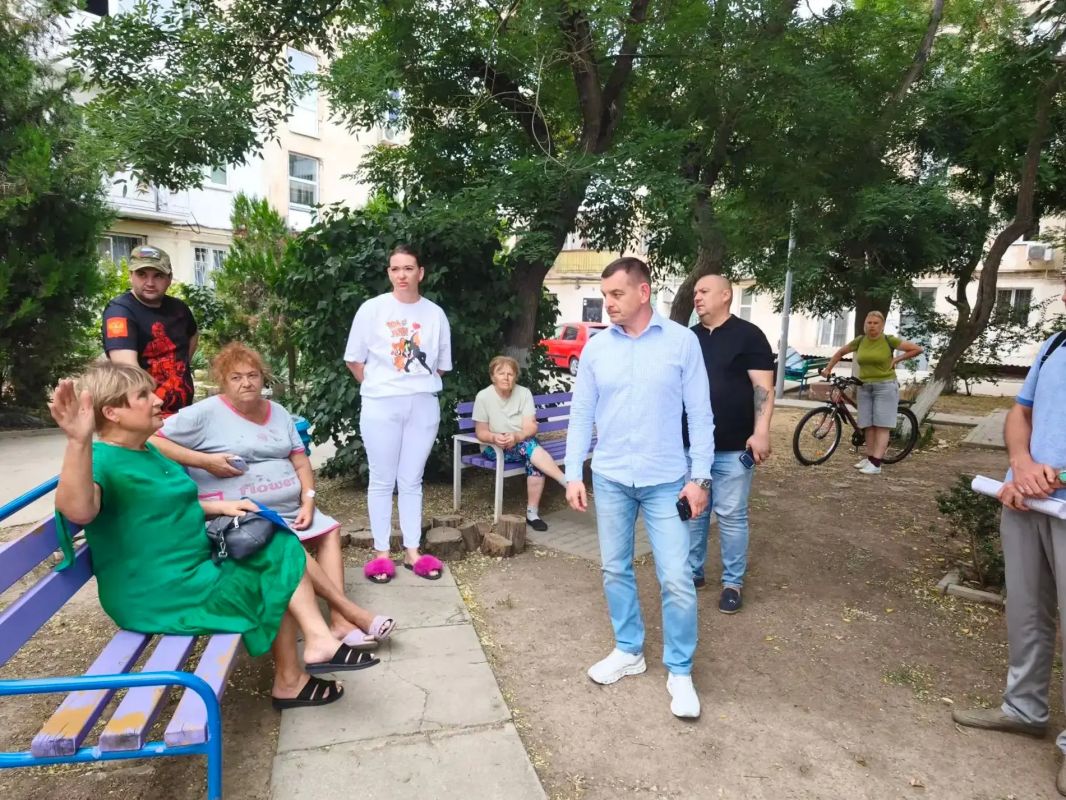 На связи с жителями. . В Евпатории продолжаются встречи заместителей главы администрации города и депутатов Евпаторийского городского совета с горожанами На связи с жителями. . В Евпатории продолжаются встречи заместителей главы администрации города и депутатов Евпаторийского городского совета с горожанами