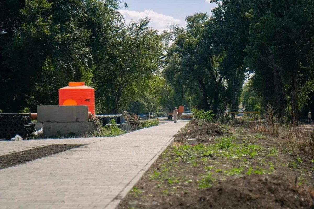 Работы по благоустройству территории от улицы Кечкеметская до улицы Титова идут по графику Работы по благоустройству территории от улицы Кечкеметская до улицы Титова идут по графику