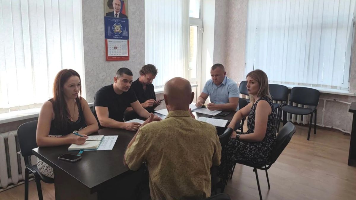 Совместно с начальниками структурных подразделений Регионального фонда капитального ремонта провёл ряд личных приёмов граждан Совместно с начальниками структурных подразделений Регионального фонда капитального ремонта провёл ряд личных приёмов граждан