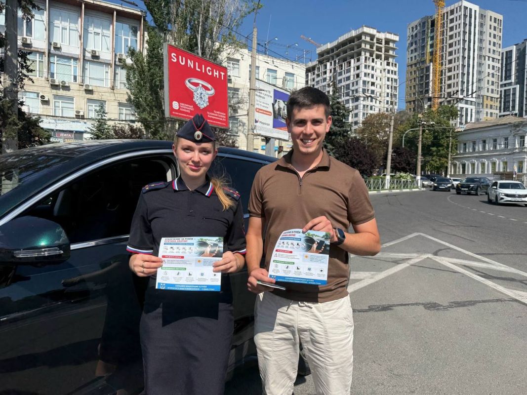 Стоп-гаджет! В центре Симферополя водителям напомнили, что дорога не терпит отвлечений
