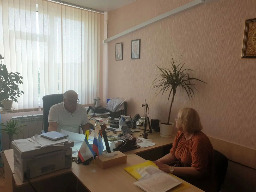Заместитель председателя Государственного комитета по делам межнациональных отношений Республики Крым Рефат Дердаров провел прием граждан