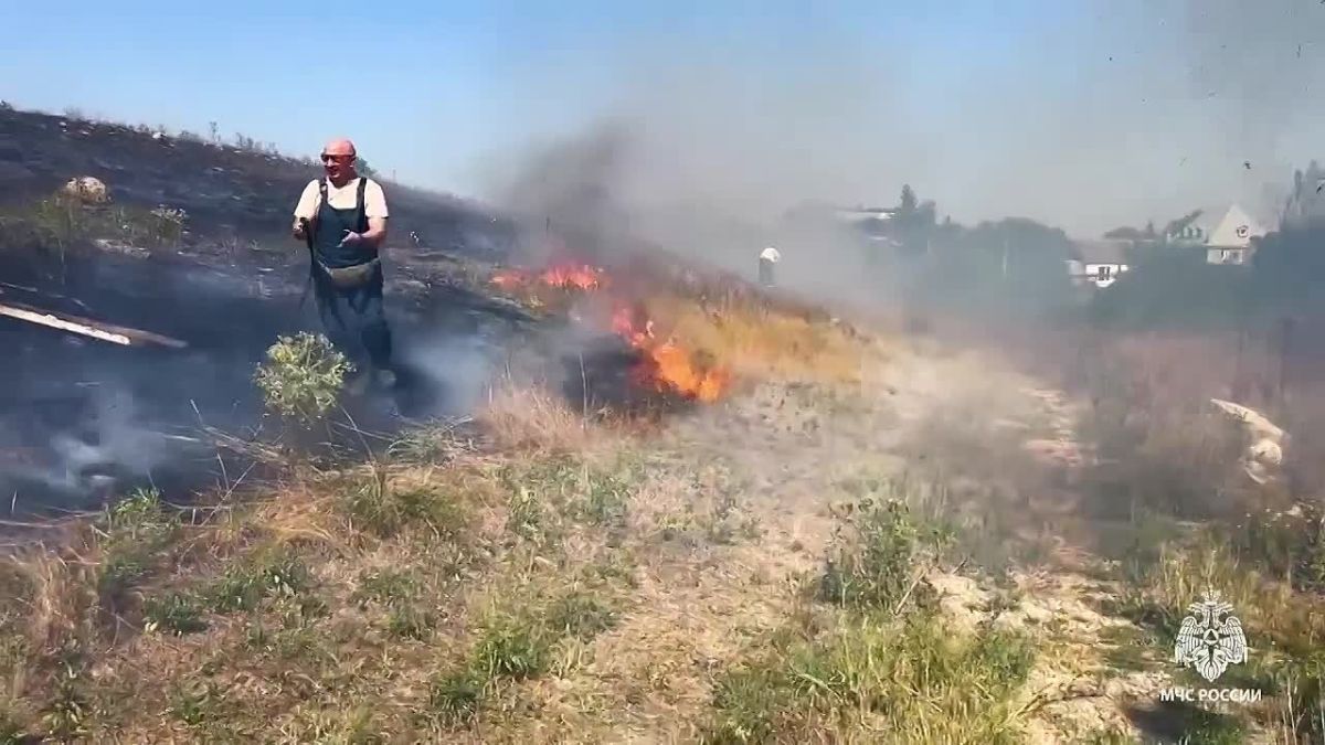 15 гектаров сухой травы загорелись в селе Ключи Симферопольского района
