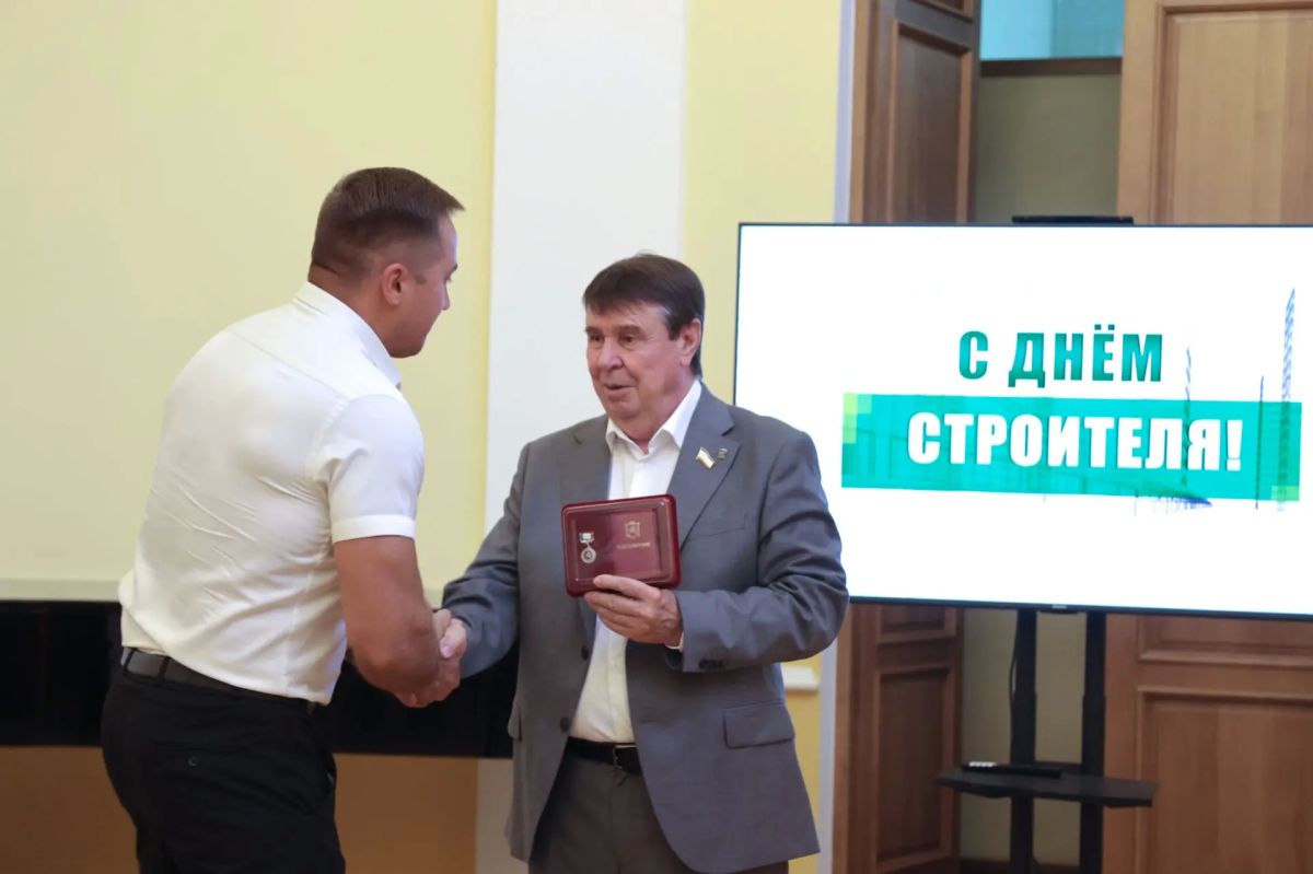 Александр Резников удостоен звания «Заслуженный строитель Республики Крым» Александр Резников удостоен звания «Заслуженный строитель Республики Крым»