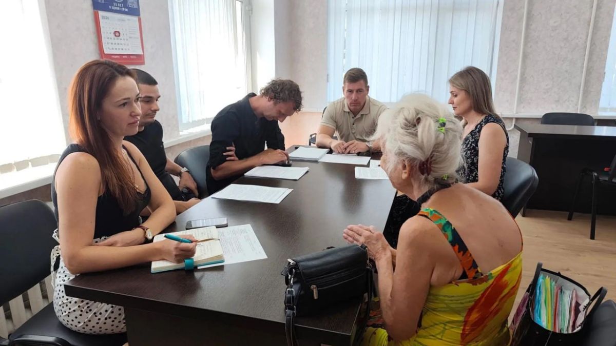 Совместно с начальниками структурных подразделений Регионального фонда капитального ремонта провёл ряд личных приёмов граждан Совместно с начальниками структурных подразделений Регионального фонда капитального ремонта провёл ряд личных приёмов граждан