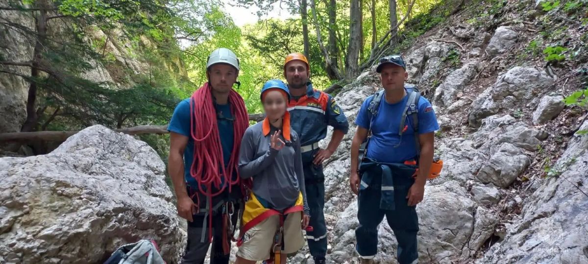 Туристку, застрявшую в скалах, спасли в Крыму