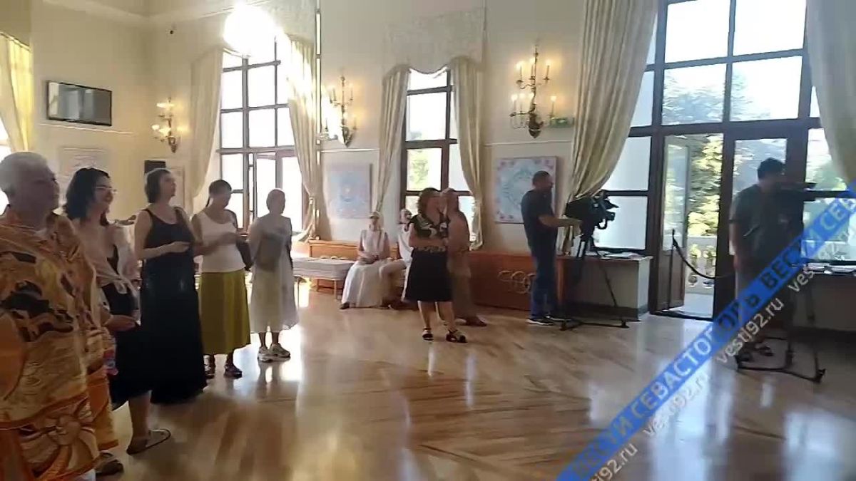 В театре им. Луначарского сегодня проходит презентация Крымской коллекции дизайнера Нины Ручкиной