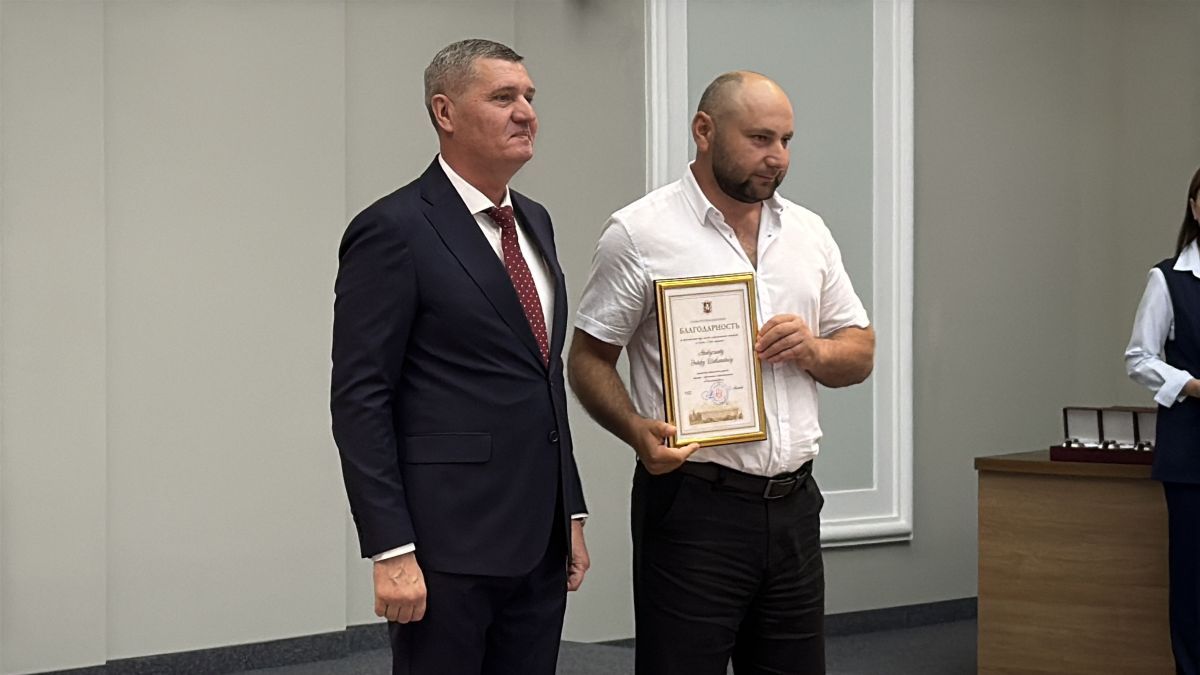 В Крыму наградили лучших строителей в преддверии профессионального праздника В Крыму наградили лучших строителей в преддверии профессионального праздника