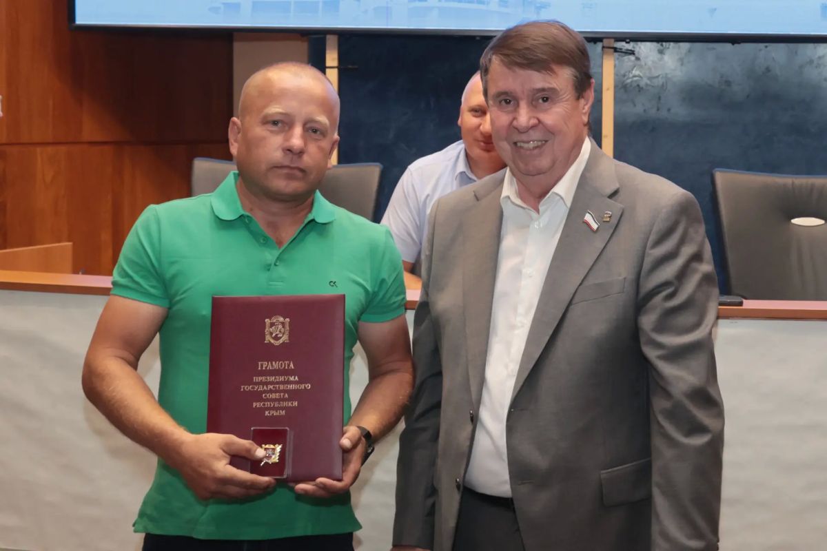 В преддверии Дня строителя первый заместитель Председателя Государственного Совета Республики Крым Сергей Цеков поздравил работников строительной отрасли с профессиональным праздником и вручил им государственные награды В преддверии Дня строителя первый заместитель Председателя Государственного Совета Республики Крым Сергей Цеков поздравил работников строительной отрасли с профессиональным праздником и вручил им государственные награды
