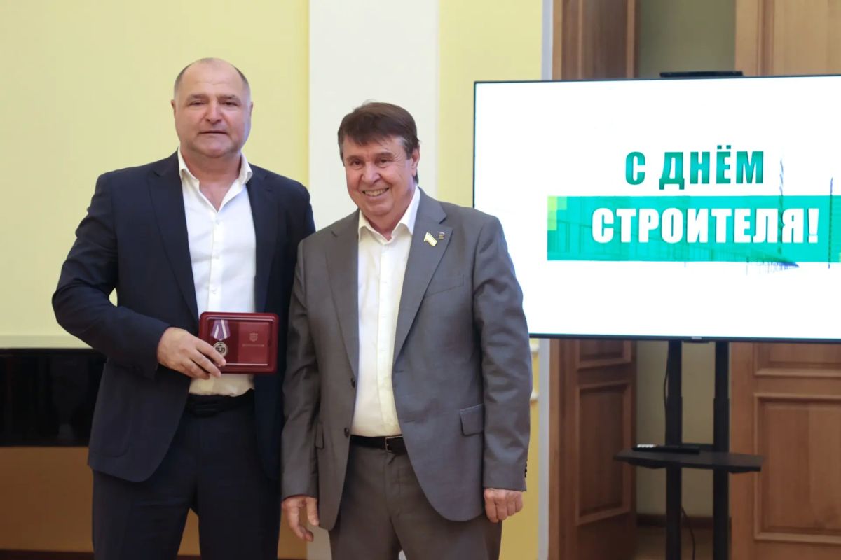 В преддверии Дня строителя первый заместитель Председателя Государственного Совета Республики Крым Сергей Цеков поздравил работников строительной отрасли с профессиональным праздником и вручил им государственные награды В преддверии Дня строителя первый заместитель Председателя Государственного Совета Республики Крым Сергей Цеков поздравил работников строительной отрасли с профессиональным праздником и вручил им государственные награды