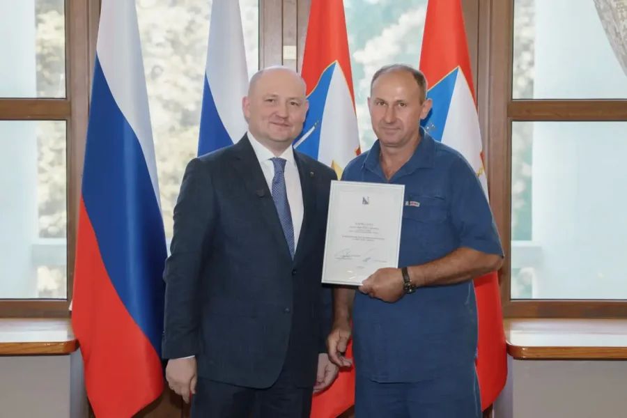 Михаил Развожаев вручил награды работникам строительной отрасли в канун профессионального праздника Михаил Развожаев вручил награды работникам строительной отрасли в канун профессионального праздника