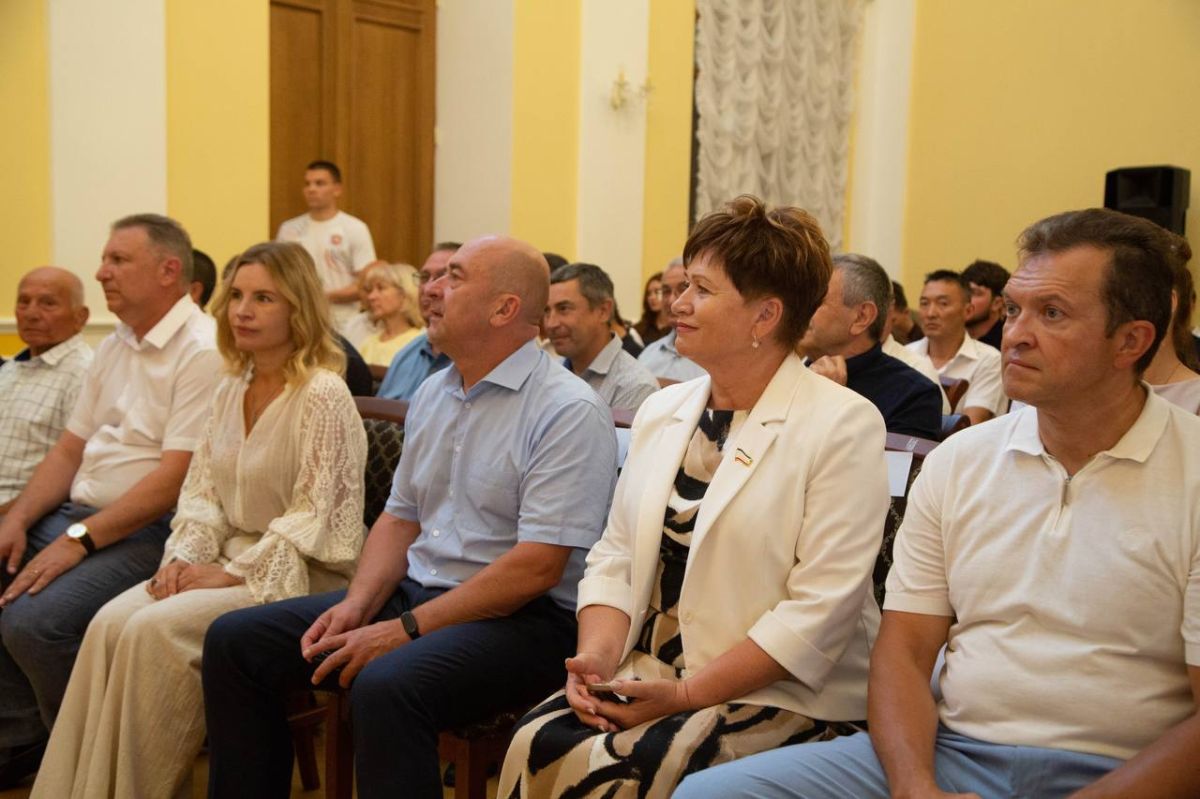 В преддверии профессионального праздника — Дня физкультурника — заместитель Председателя Государственного Совета Республики Крым, глава Комитета по культуре, охране культурного наследия и спорту Алла Пономаренко, а также... В преддверии профессионального праздника — Дня физкультурника — заместитель Председателя Государственного Совета Республики Крым, глава Комитета по культуре, охране культурного наследия и спорту Алла Пономаренко, а также...