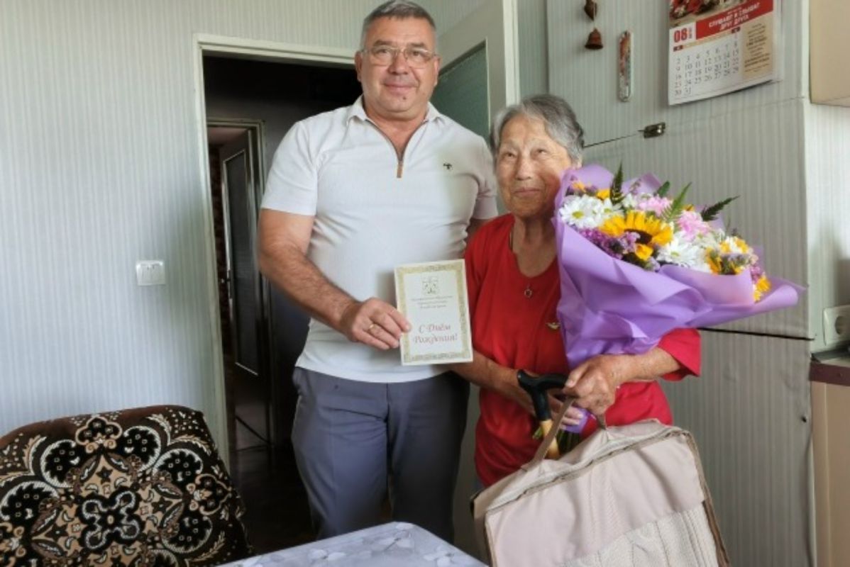 Руководитель Черноморского района поздравил с 90-летием Валентину Владимировну Артеменко
