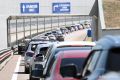 Перед Крымским мостом появилась очередь