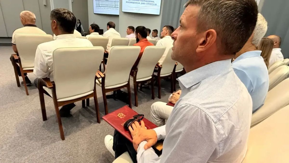 В Крыму наградили лучших строителей в преддверии профессионального праздника В Крыму наградили лучших строителей в преддверии профессионального праздника