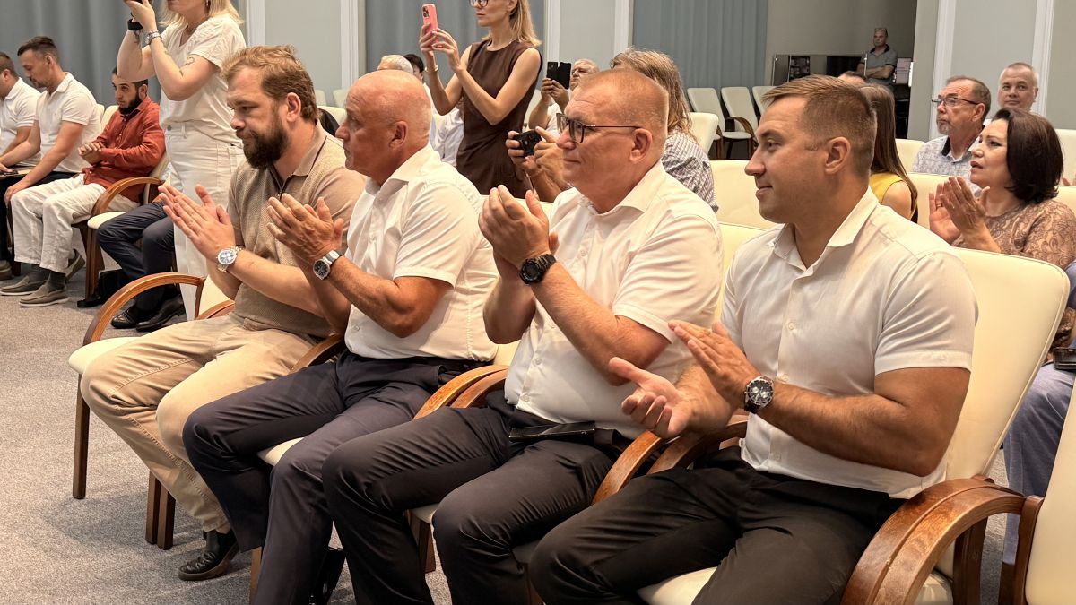 В Крыму наградили лучших строителей в преддверии профессионального праздника В Крыму наградили лучших строителей в преддверии профессионального праздника