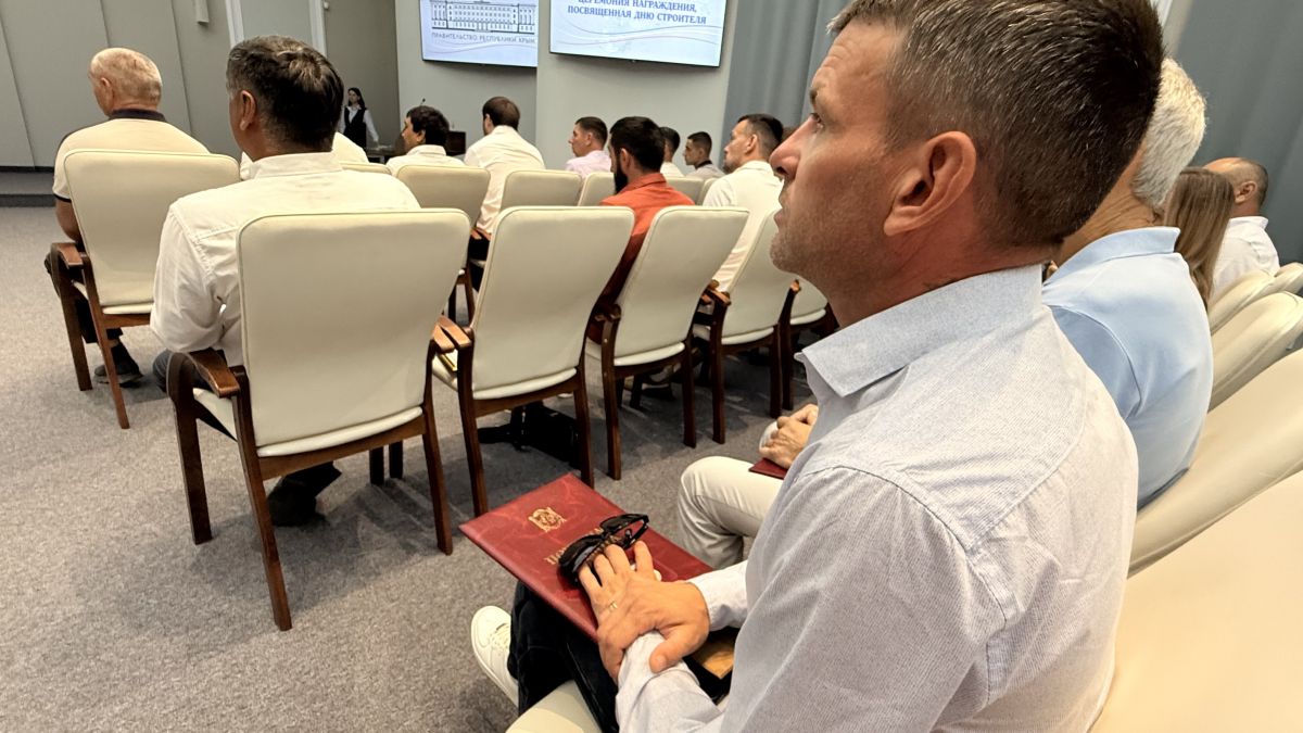 В Крыму наградили лучших строителей в преддверии профессионального праздника В Крыму наградили лучших строителей в преддверии профессионального праздника