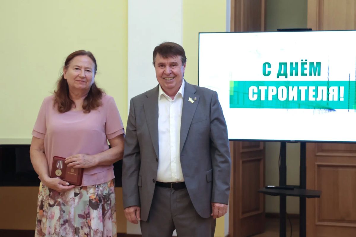 В преддверии Дня строителя первый заместитель Председателя Государственного Совета Республики Крым Сергей Цеков поздравил работников строительной отрасли с профессиональным праздником и вручил им государственные награды В преддверии Дня строителя первый заместитель Председателя Государственного Совета Республики Крым Сергей Цеков поздравил работников строительной отрасли с профессиональным праздником и вручил им государственные награды