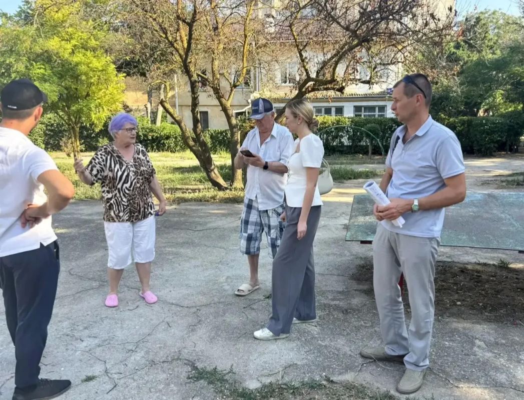 Заместители главы администрации и депутаты Евпаторийского городского совета продолжают адресную работу с жителями города Заместители главы администрации и депутаты Евпаторийского городского совета продолжают адресную работу с жителями города