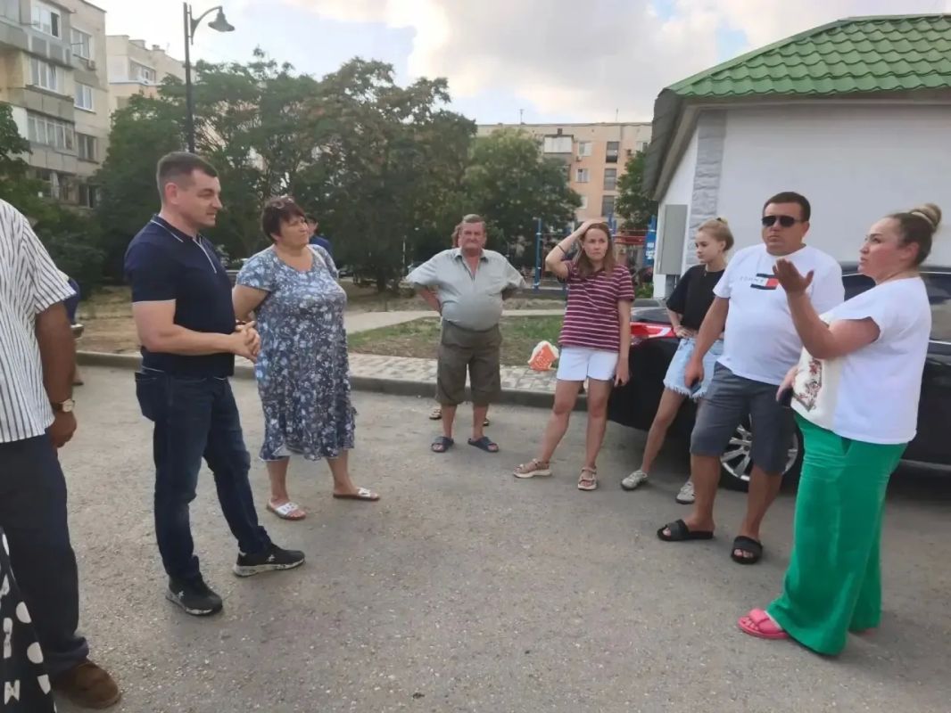 Заместители главы администрации и депутаты Евпаторийского городского совета продолжают адресную работу с жителями города Заместители главы администрации и депутаты Евпаторийского городского совета продолжают адресную работу с жителями города
