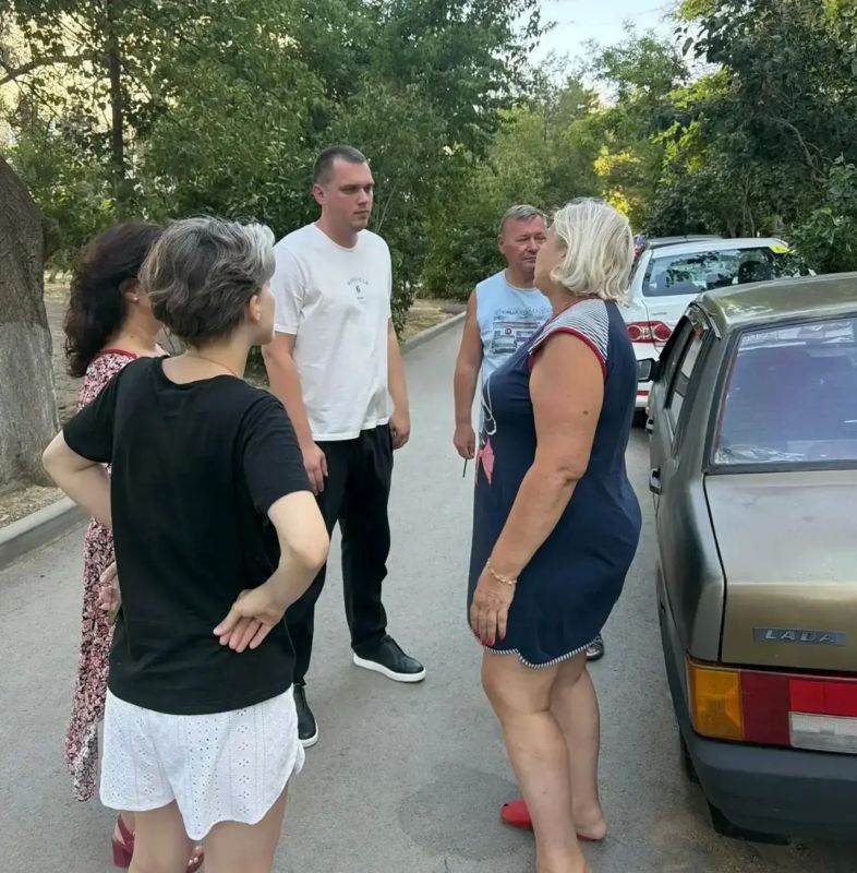 Заместители главы администрации и депутаты Евпаторийского городского совета продолжают адресную работу с жителями города Заместители главы администрации и депутаты Евпаторийского городского совета продолжают адресную работу с жителями города