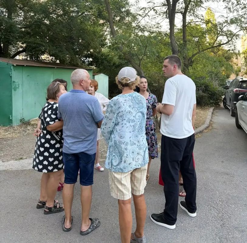 Заместители главы администрации и депутаты Евпаторийского городского совета продолжают адресную работу с жителями города Заместители главы администрации и депутаты Евпаторийского городского совета продолжают адресную работу с жителями города