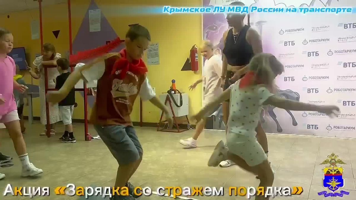 В Крыму транспортные полицейские провели для детей спортивную акцию «Зарядка со стражем порядка»