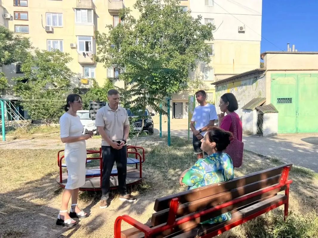 Заместители главы администрации и депутаты Евпаторийского городского совета продолжают адресную работу с жителями города Заместители главы администрации и депутаты Евпаторийского городского совета продолжают адресную работу с жителями города