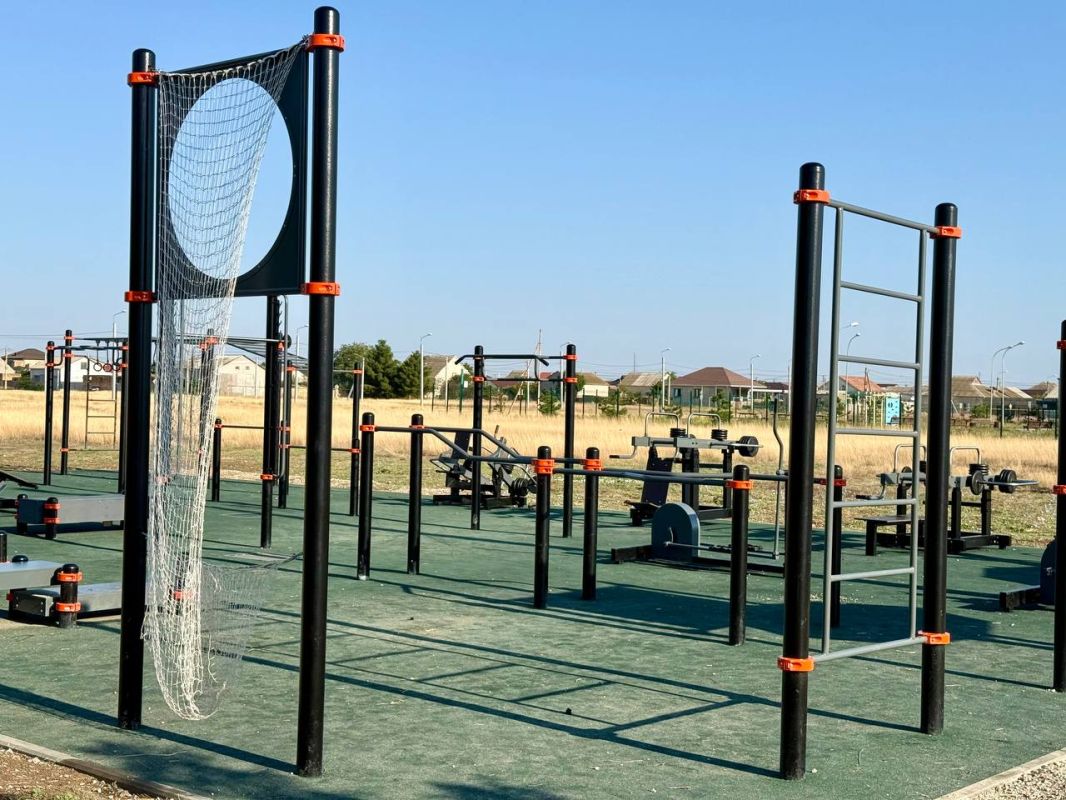 В Евпатории установлена новая спортплощадка В Евпатории установлена новая спортплощадка