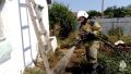 В Советском районе во дворе частного дома потушили пожар: горела сухая трава