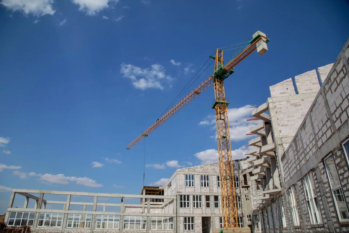 Константинов поздравил работников строительной отрасли с профессиональным праздником