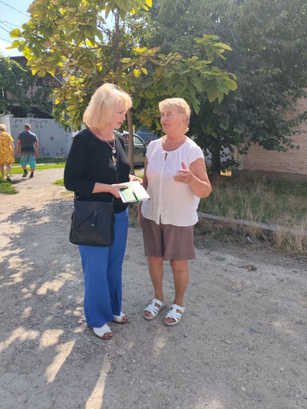 Эммилия Леонова: Совместно с представителем администрации Просоедовым Иваном Ивановичем провели встречу с жителями частного сектора по Ул. Дм. Ульянова, 9-11/28 Эммилия Леонова: Совместно с представителем администрации Просоедовым Иваном Ивановичем провели встречу с жителями частного сектора по Ул. Дм. Ульянова, 9-11/28