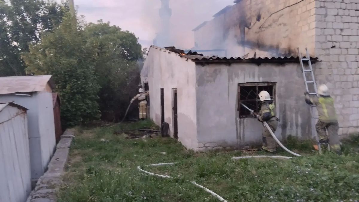 Пожар на площади 56 "квадратов" потушили под Бахчисараем – в селе Холмовка загорелась пристройка к складу