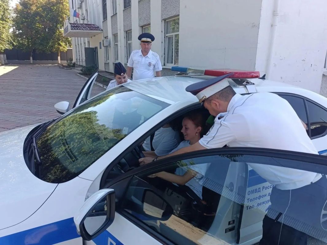 Один день в погонах: сотрудники правоохранительных органов Ленинского района помогли школьницам сделать шаг к мечте