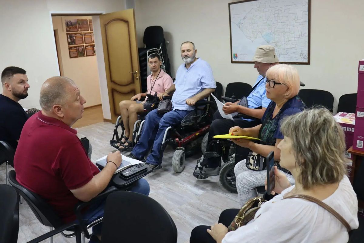 Понедельник- провёл еженедельный приём граждан Понедельник- провёл еженедельный приём граждан