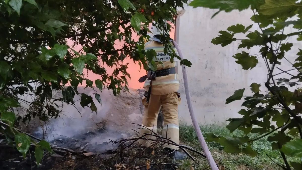 Пожар на площади 56 "квадратов" потушили под Бахчисараем – в селе Холмовка загорелась пристройка к складу Пожар на площади 56 "квадратов" потушили под Бахчисараем – в селе Холмовка загорелась пристройка к складу