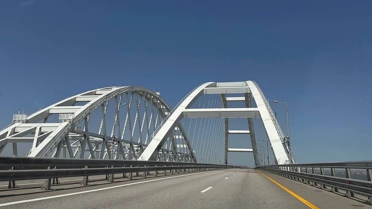 Перед Крымским мостом образовались очереди с обеих сторон