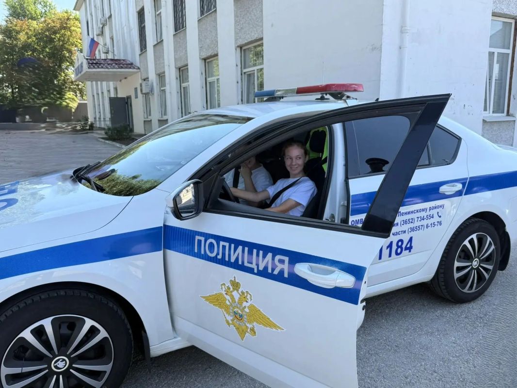 Один день в погонах: сотрудники правоохранительных органов Ленинского района помогли школьницам сделать шаг к мечте Один день в погонах: сотрудники правоохранительных органов Ленинского района помогли школьницам сделать шаг к мечте