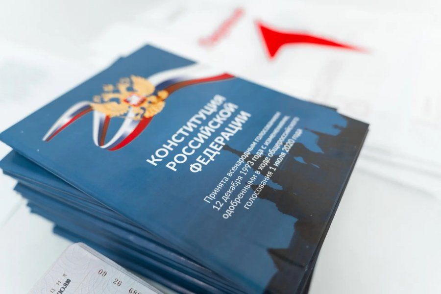 14 юных севастопольцев получили свои первые паспорта 14 юных севастопольцев получили свои первые паспорта