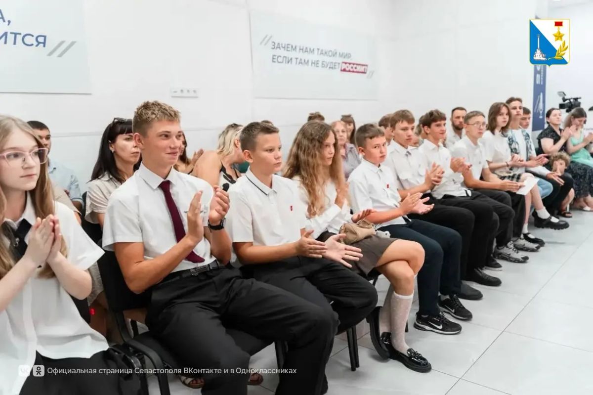 14 севастопольцев получили первый паспорт 14 севастопольцев получили первый паспорт